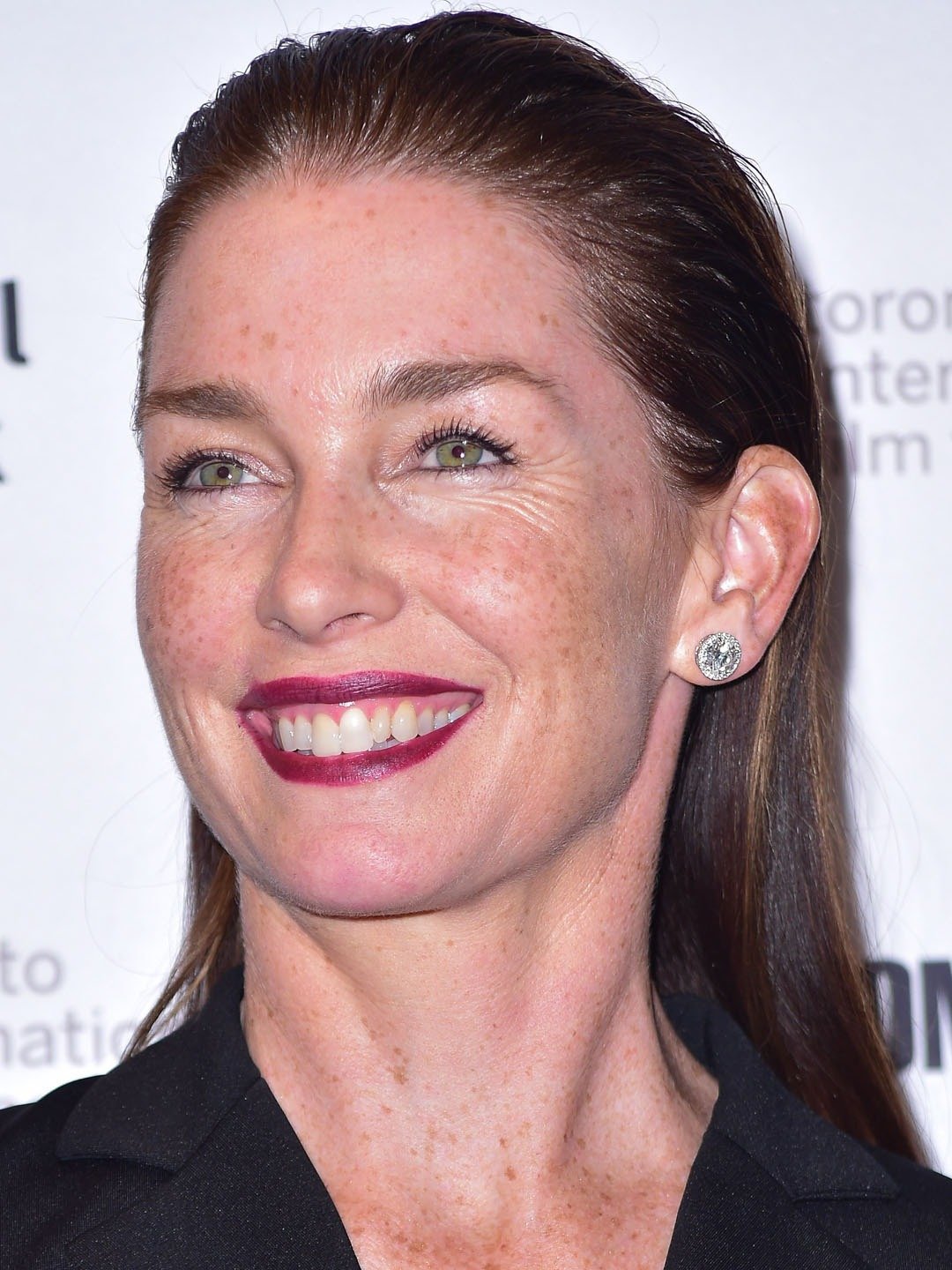 How tall is Julianne Nicholson?